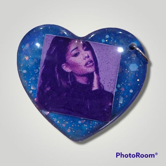 Ariana Grande Blue Glitter Heart Keychain - Picture 13 of 17